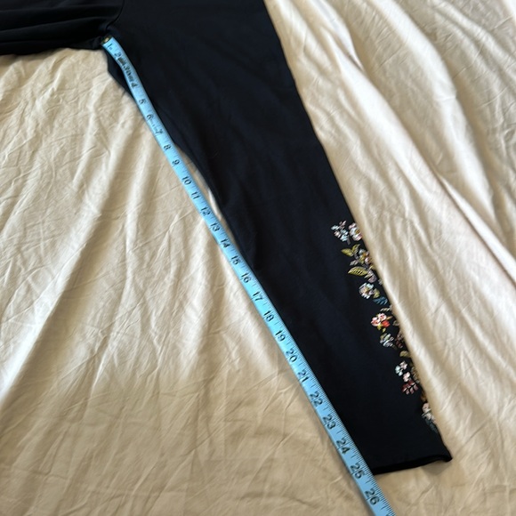 Torrid Floral Graphic Cropped Leggings - Picture 7 of 9